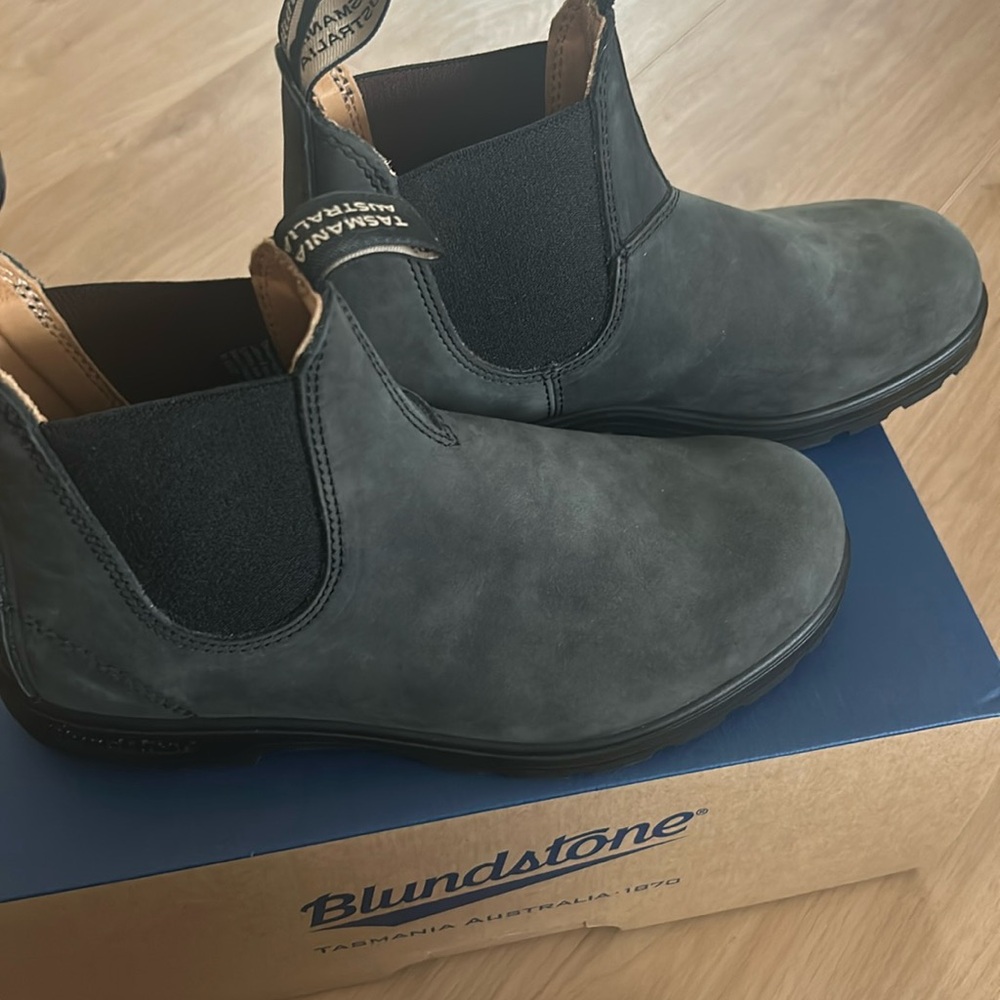 Brand new 587 Blundstones